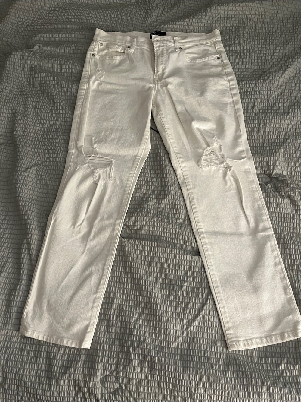 GAP Girlfriend Distressed White Jeans Women’s Size 6/28R Cropped Denim